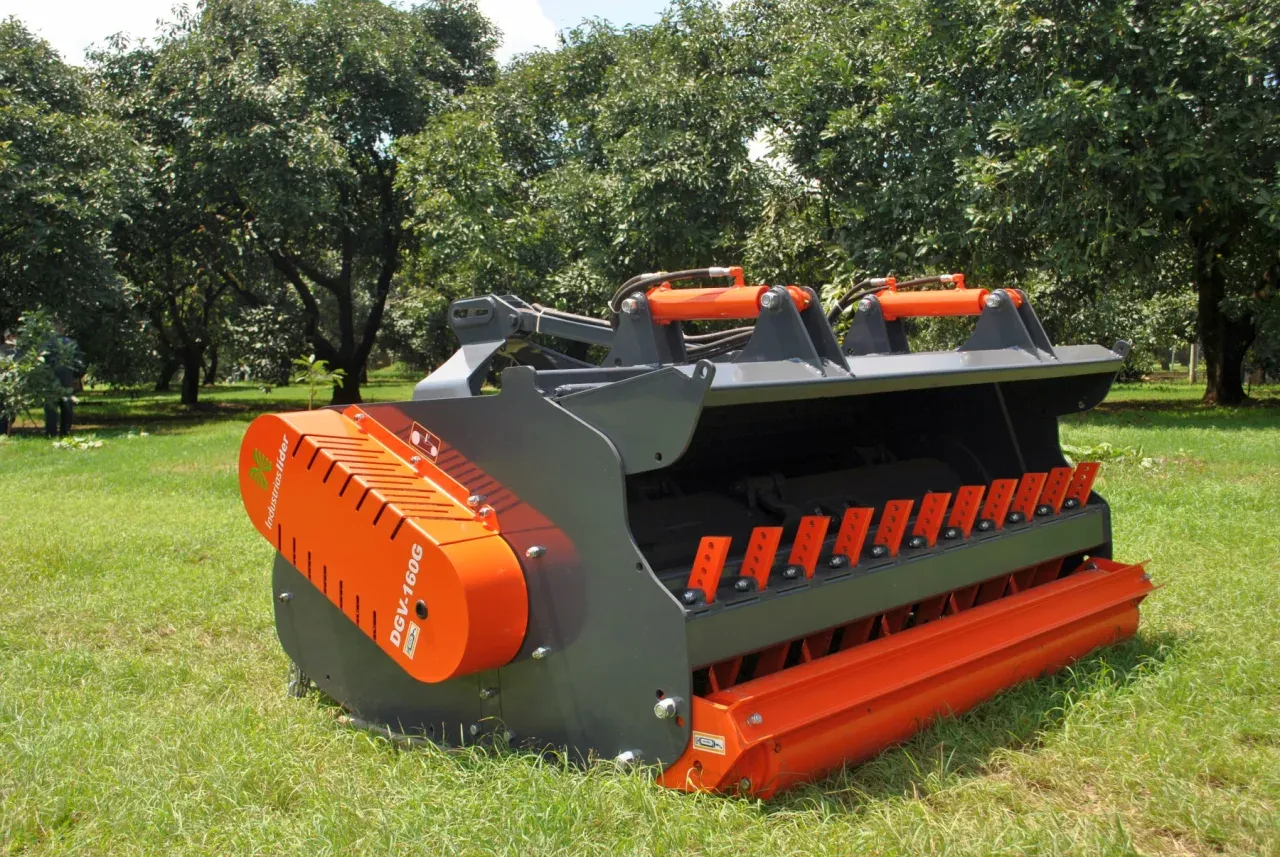 Desmenuzadora DGV-160G de Industrias Líder en un huerto