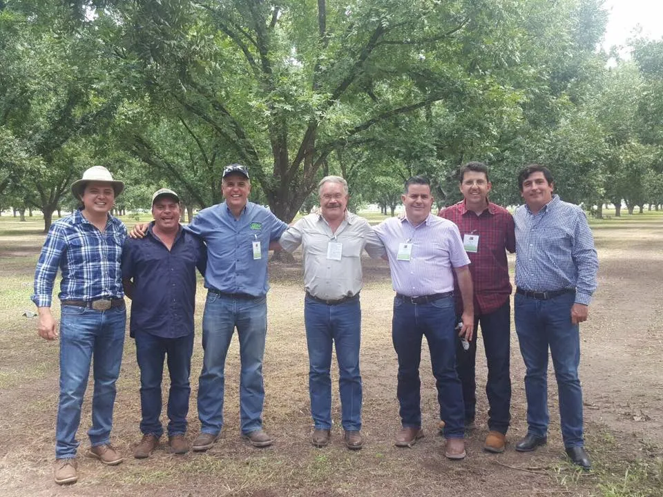 Equipo directivo de Equipos Glezco en una huerta de nogal